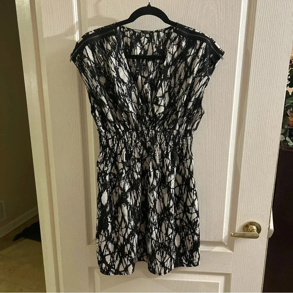 GUESS black and white abstract dress cinched waist with pockets zip shoulders - Picture 1 of 7